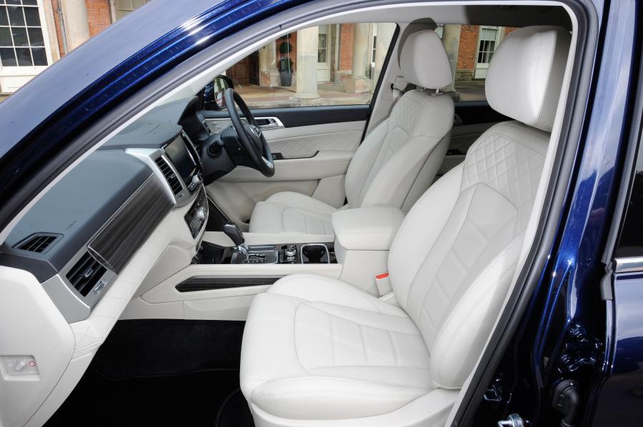 Интерьер SsangYong Rexton Ultimate 2017 года  (UK) (фото 3 из 12)